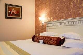 Отель Hotel Foisorul cu Flori Синая Улучшенный двухместный номер с 1 кроватью или 2 отдельными кроватями-1